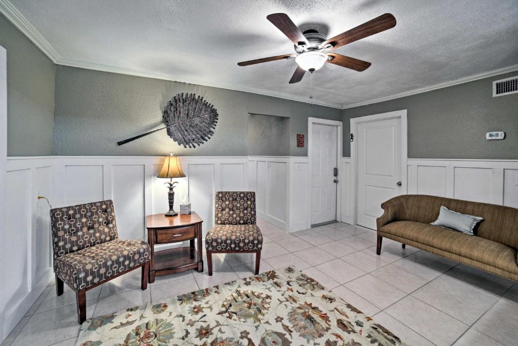 Waterfront Gulf Breeze Apartment with Grill 2 Bikes - image 6