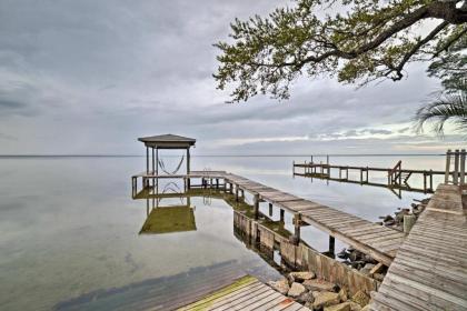 Waterfront Gulf Breeze Apartment with Grill 2 Bikes - image 9
