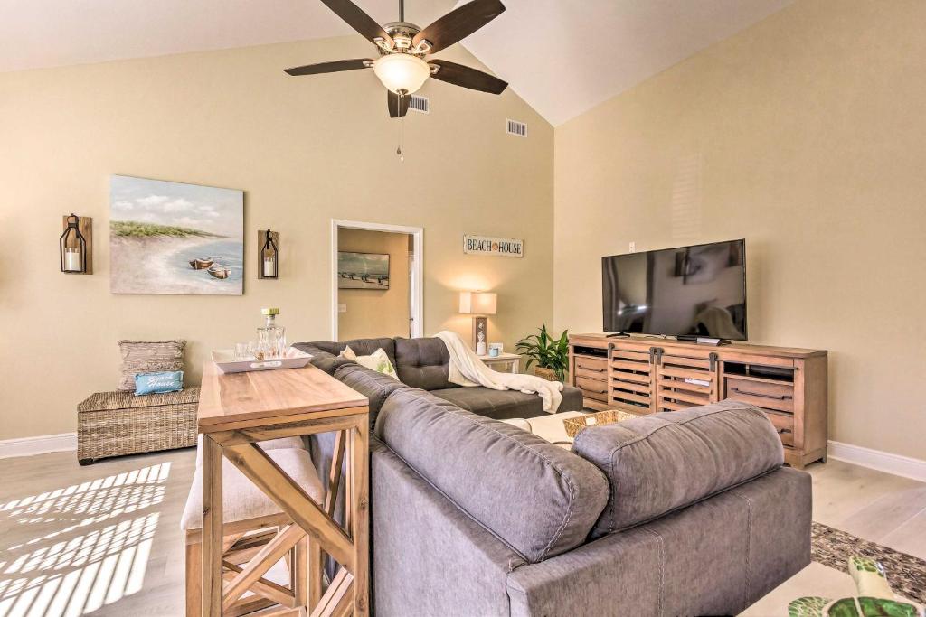 Gulf Breeze Getaway - 8 Mi to Pensacola Beach - main image