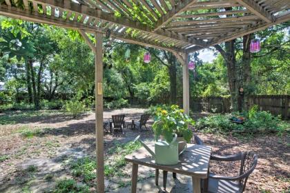 Quiet Retreat with Fire Pit 4 mi to Pensacola Gulf Breeze
