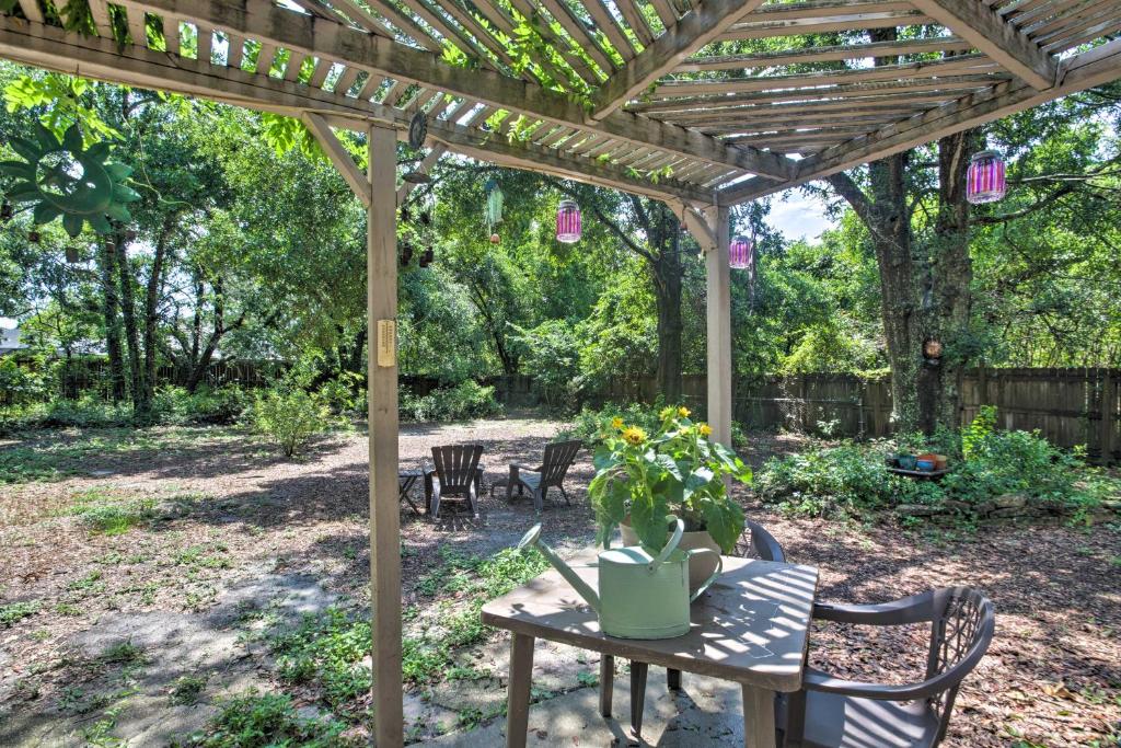 Quiet Retreat with Fire Pit 4 Mi to Pensacola! - main image