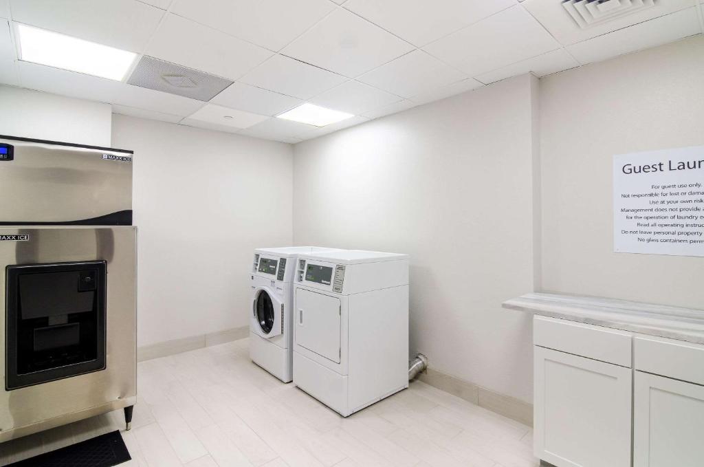 Comfort Inn & Suites - image 2