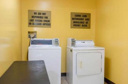 Econo Lodge Inn & Suites Gulfport - image 5