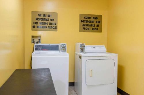Econo Lodge Inn & Suites Gulfport - image 5