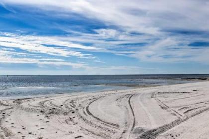 Beachside Getaway - Walk to Gulf Pier and Casino!