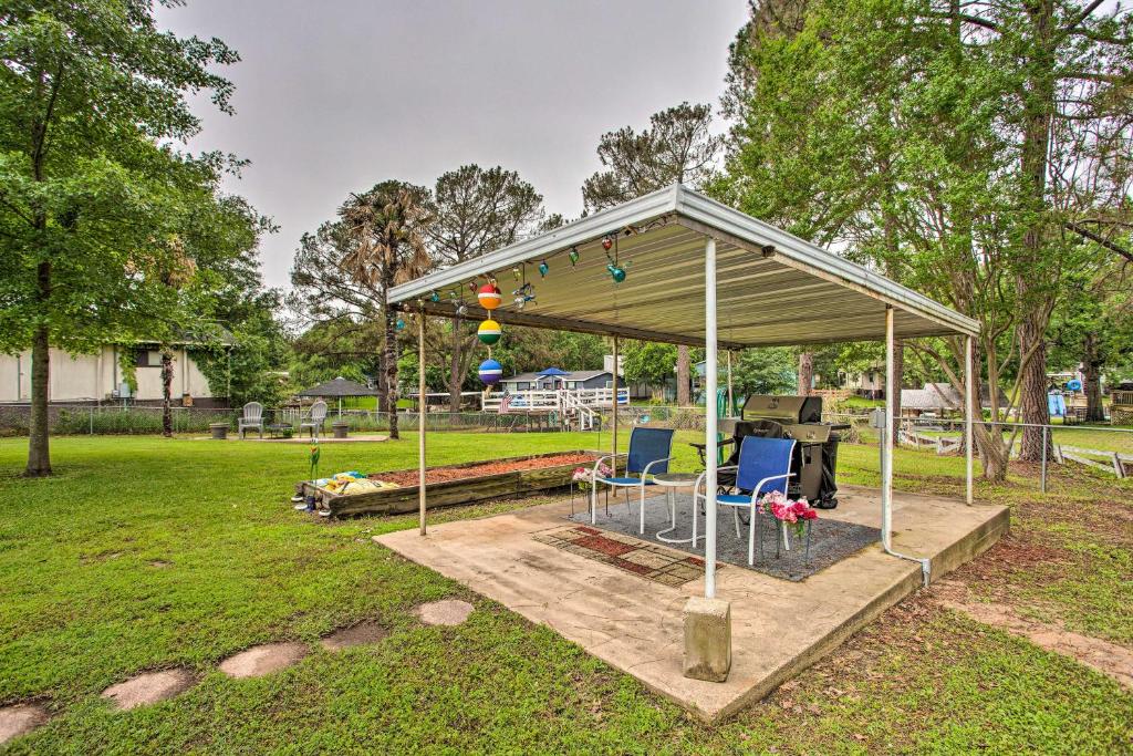 Waterfront Home - Back Yard Boat Slip and Deck - image 2