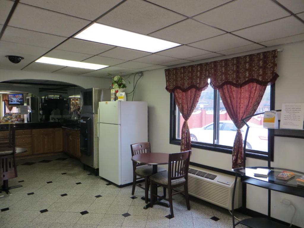 Gurnee Motel - image 6