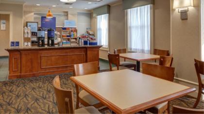 Comfort Inn & Suites - image 14