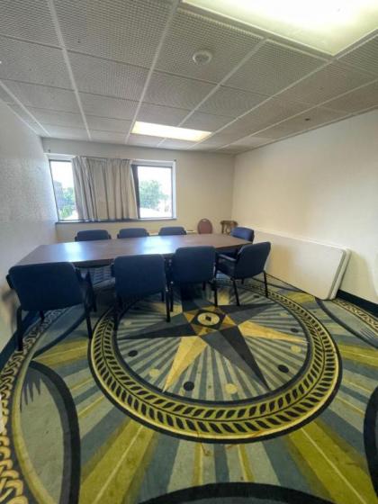 Apm Inn & Suites - image 13