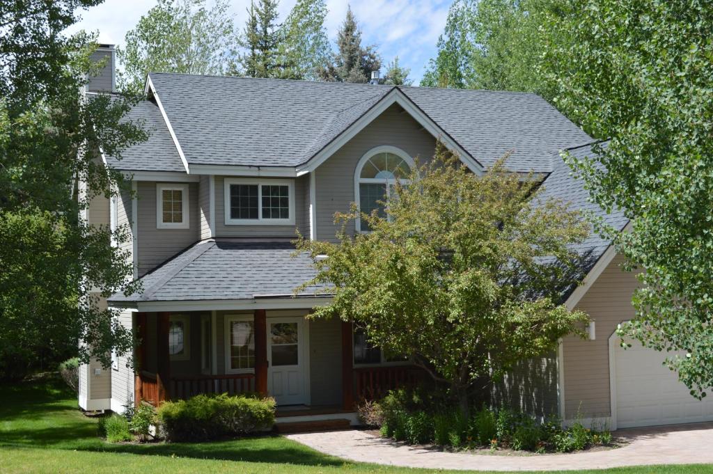 Yeager Townhome Elkhorn - main image