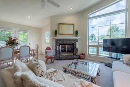 New Listing! Tri-level Townhome with Hot Tub Access and 2 Car Garage - image 14
