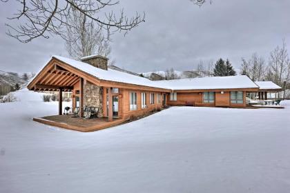 Unique mountain Getaway with 2 Furnished Decks Idaho