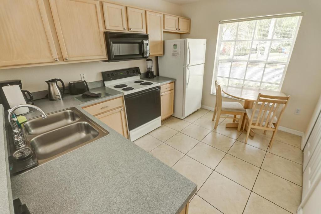 Lyn's Southern Dunes Vacation Home - image 4
