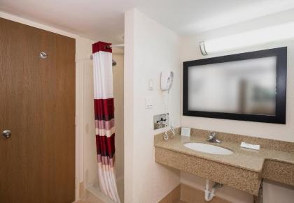 Red Roof Inn & Suites Mt Holly - McGuire AFB - image 10