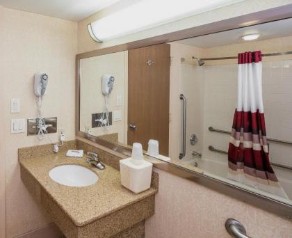 Red Roof Inn & Suites Mt Holly - McGuire AFB - image 12
