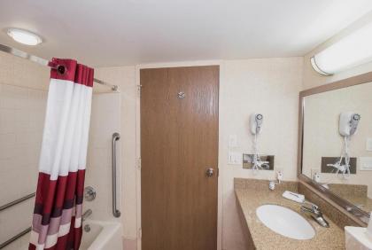 Red Roof Inn & Suites Mt Holly - McGuire AFB - image 9