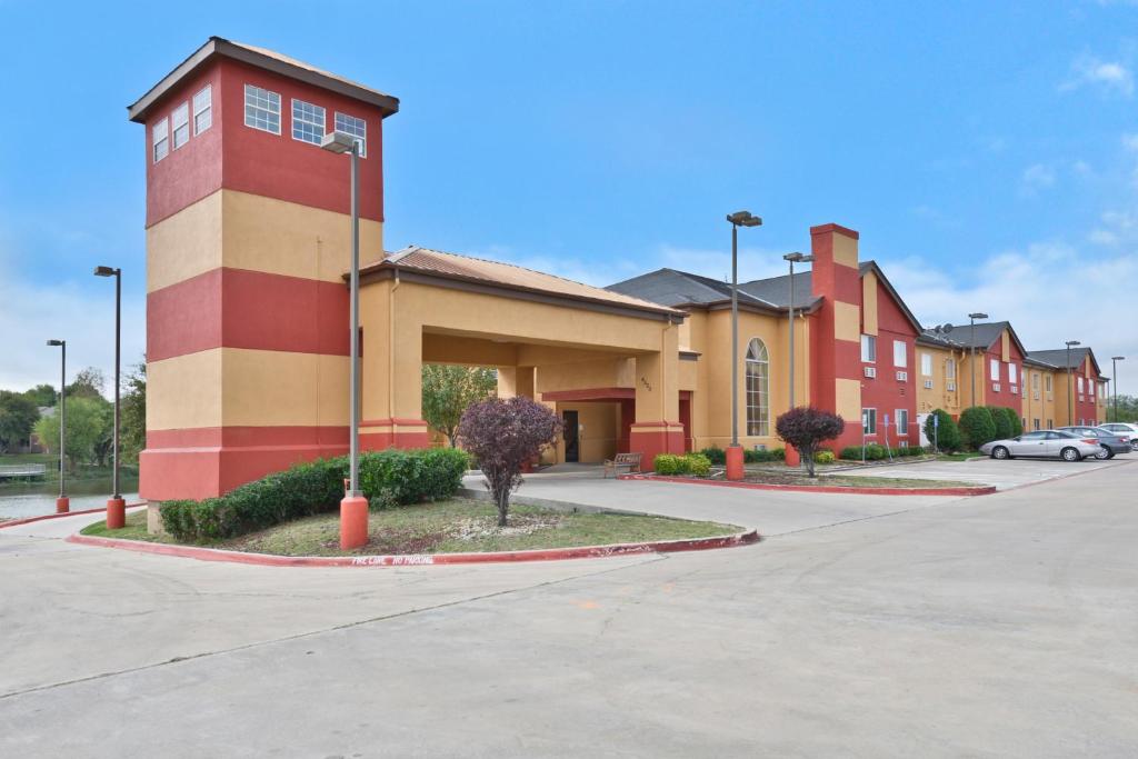 Americas Best Value Inn & Suites Haltom City Ft. Worth - image 2