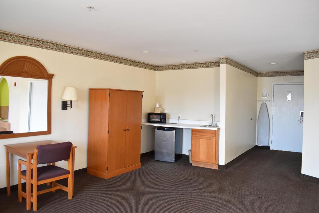 Americas Best Value Inn & Suites Haltom City Ft. Worth - image 6