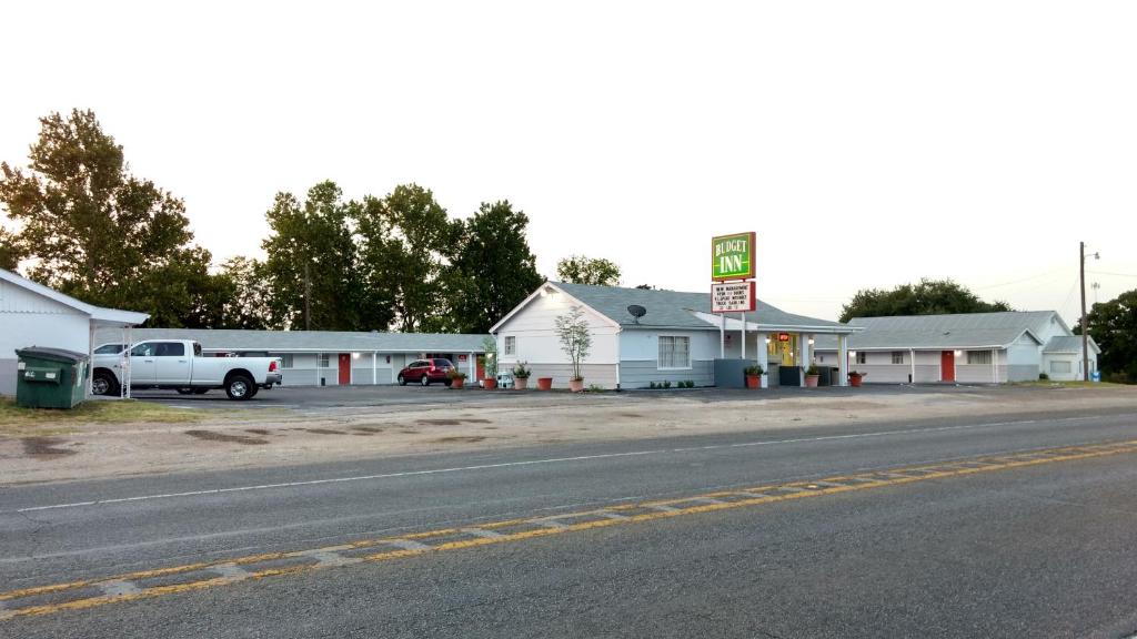 Budget Inn Hamilton - main image
