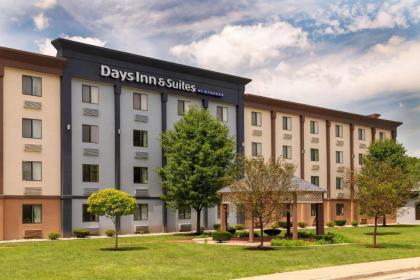 Days Inn and Suites by Wyndham Hammond IN