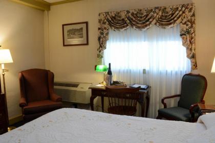 Lamie's Inn & The Old Salt Tavern - image 12