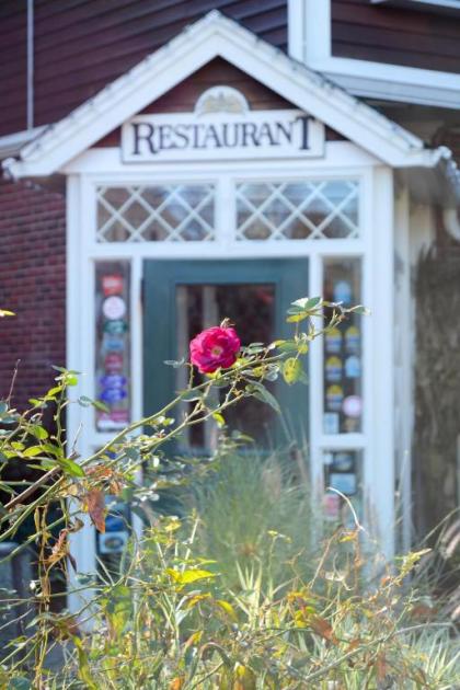 Lamie's Inn & The Old Salt Tavern - image 18