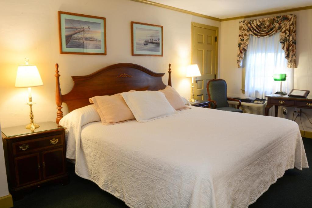 Lamie's Inn & The Old Salt Tavern - image 4