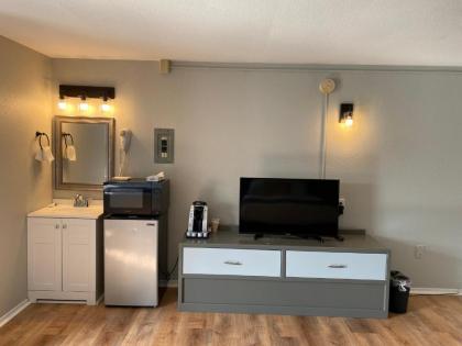 Hampton Harbor Motel - image 3