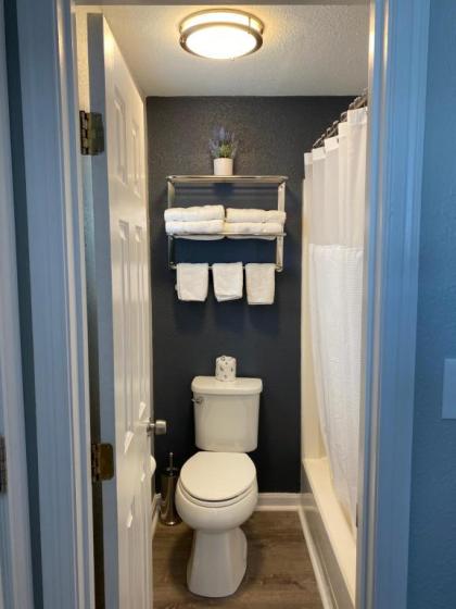 Hampton Harbor Motel - image 5