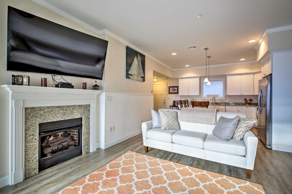 Modern Hampton Beach Condo Less Than half Mi to the Beach! - main image