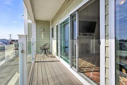 Modern Hampton Beach Condo Less Than half Mi to the Beach! - image 14