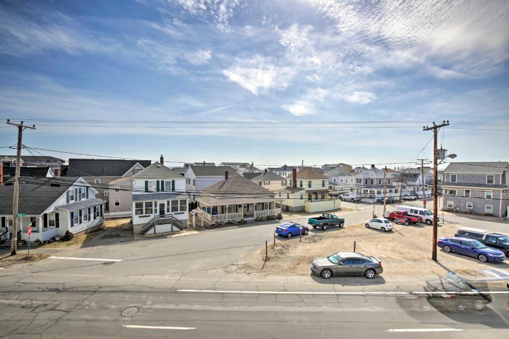 Modern Hampton Beach Condo Less Than half Mi to the Beach! - image 2