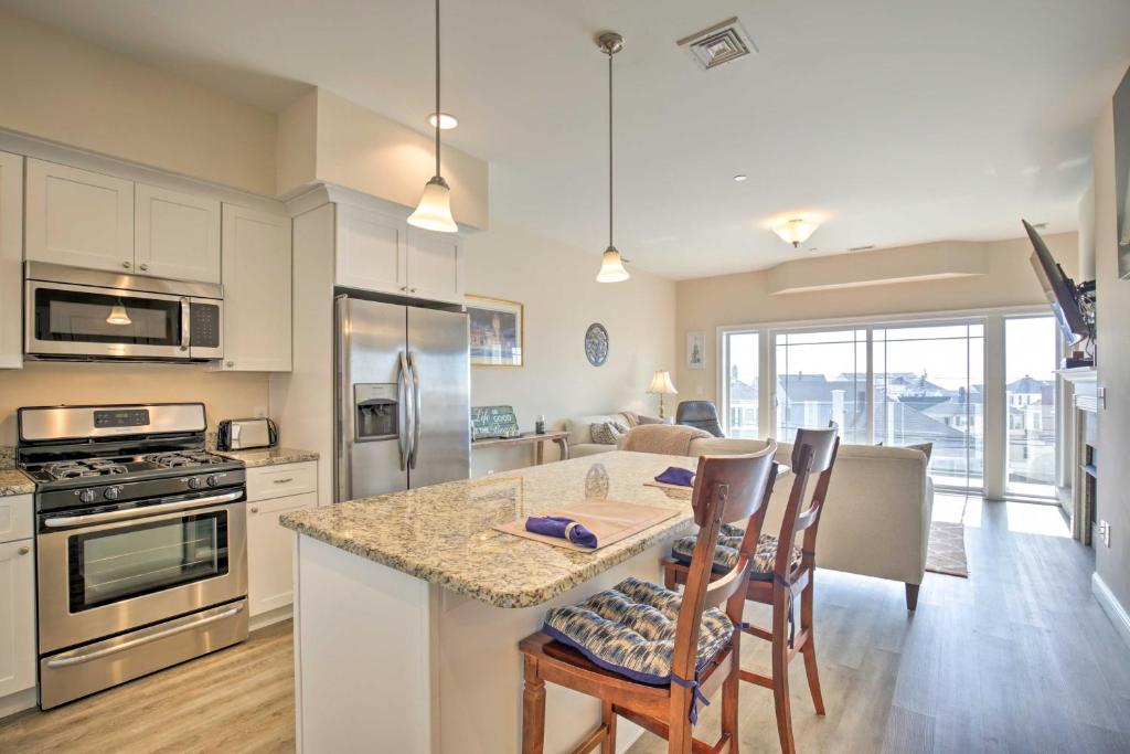 Modern Hampton Beach Condo Less Than half Mi to the Beach! - image 3