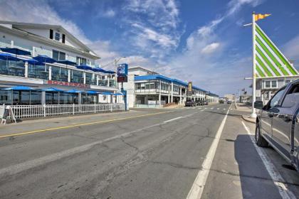 Modern Hampton Beach Condo Less Than half Mi to the Beach! - image 6