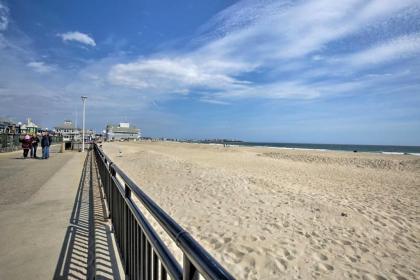 Modern Hampton Beach Condo Less Than half Mi to the Beach! - image 7