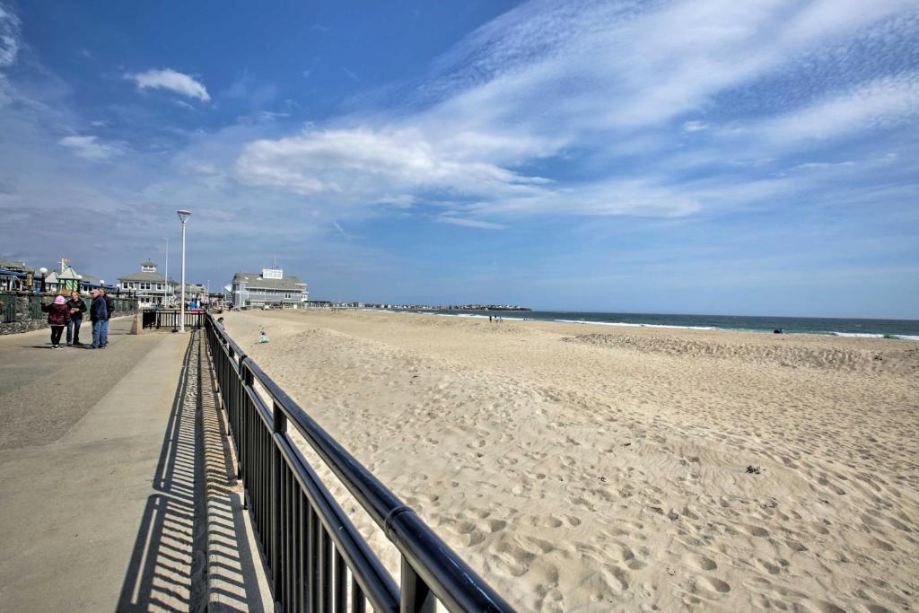 Modern Hampton Beach Condo Less Than half Mi to the Beach! - image 7