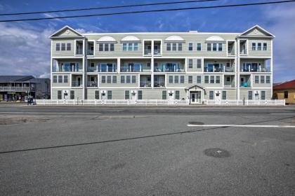 Modern Hampton Beach Condo Less Than half Mi to the Beach! - image 8