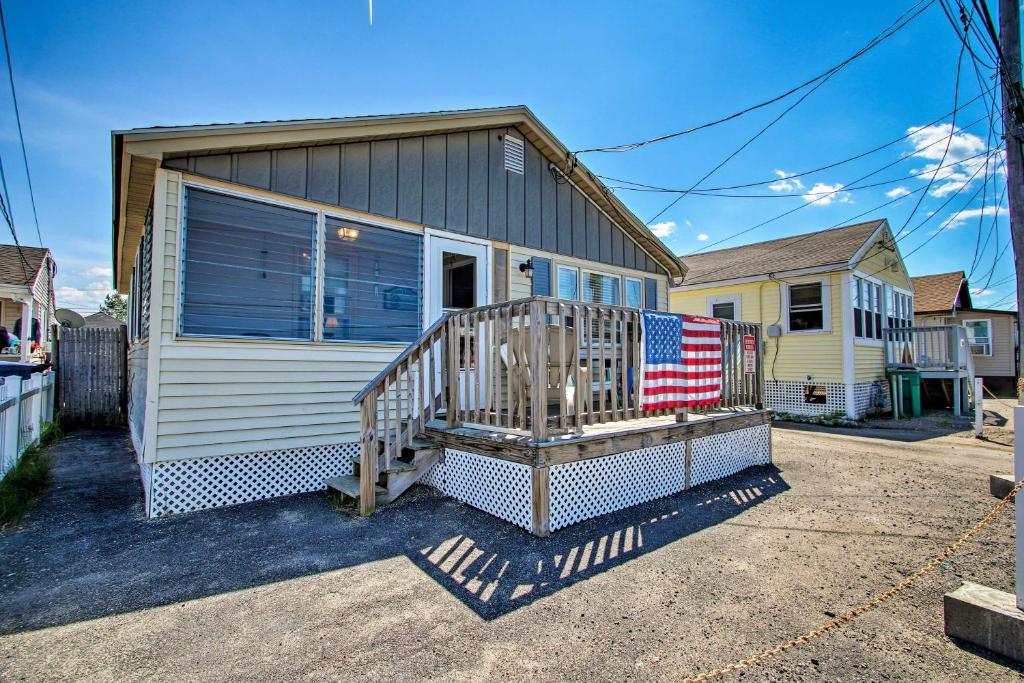 Hampton Cottage - Walk to Beaches and Marina! - main image