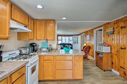 Hampton Cottage - Walk to Beaches and Marina! - image 3