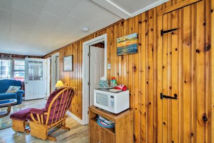 Hampton Cottage - Walk to Beaches and Marina! - image 4