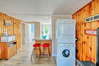 Hampton Cottage - Walk to Beaches and Marina! - image 6