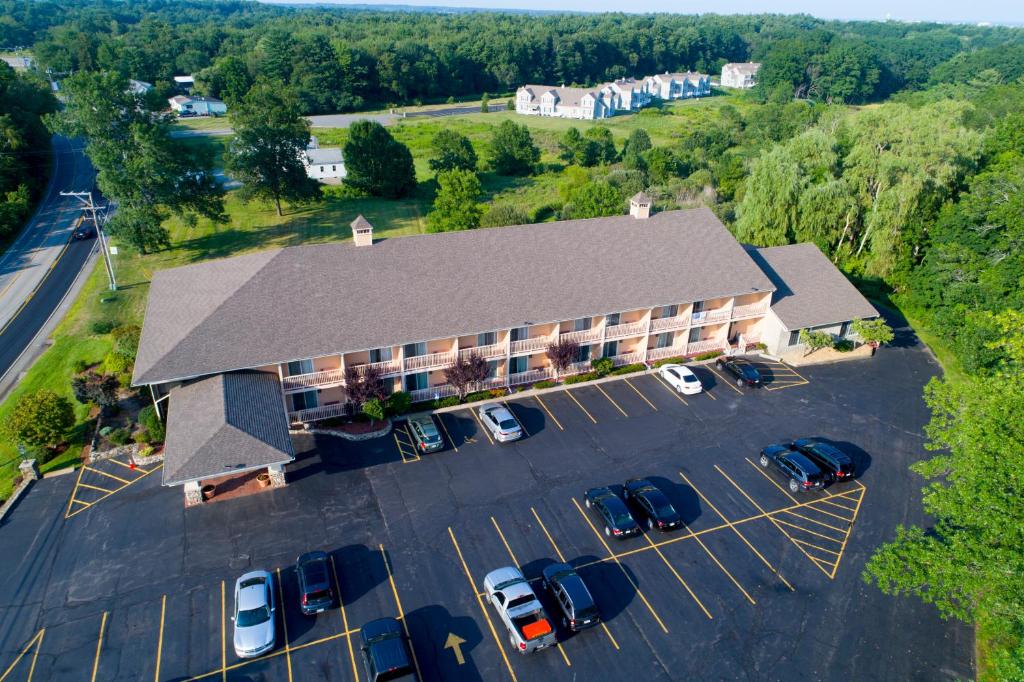 Hampton Falls Inn - main image