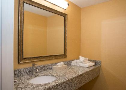 Hampton Falls Inn - image 8