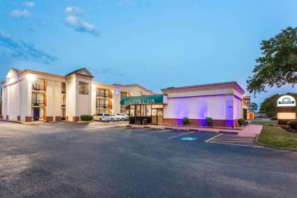 Days Inn By Wyndham Hampton Near Coliseum Convention Center