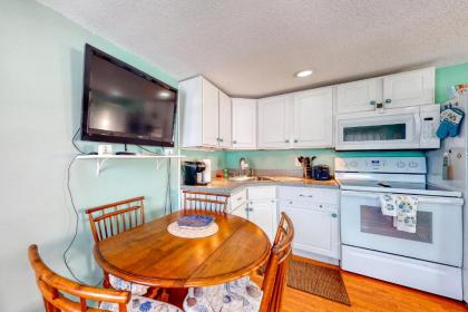 Hampton Beach Hangout & Nancy's Villa - image 3