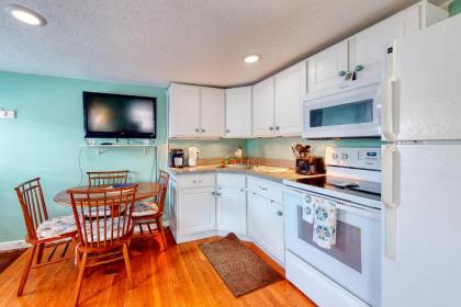 Hampton Beach Hangout & Nancy's Villa - image 5