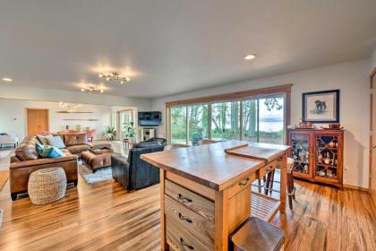 Mid-Century Cabin with Deck and Puget Sound Vistas! - image 10