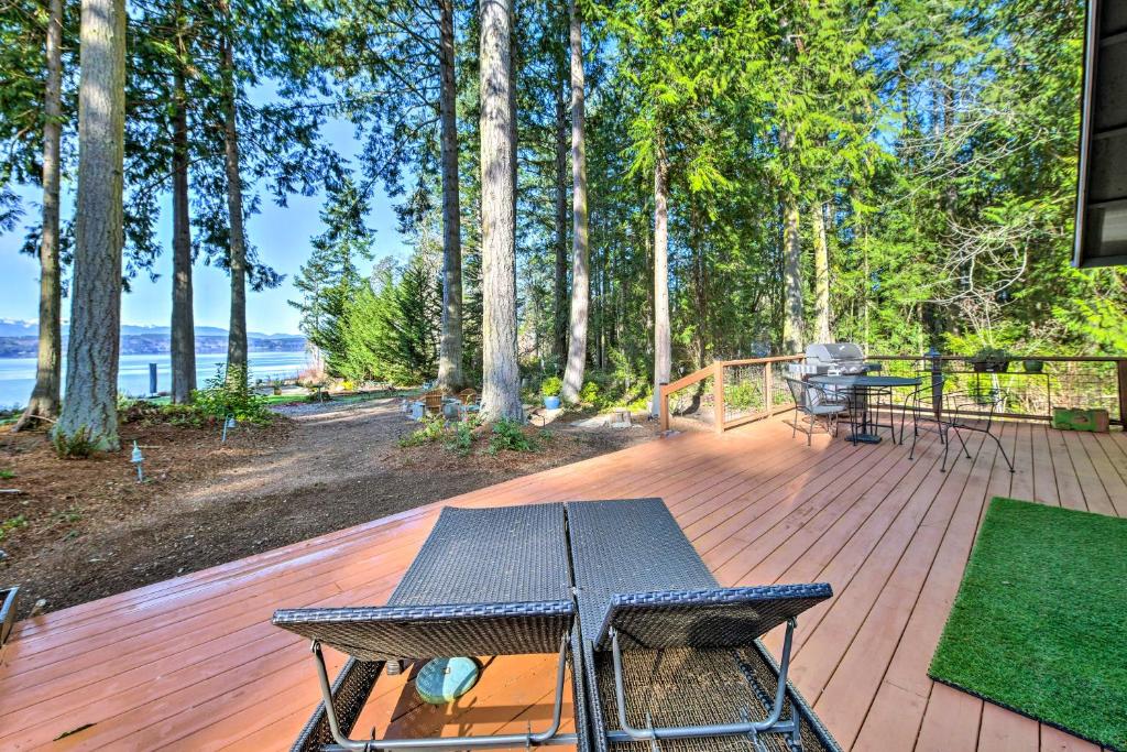 Mid-Century Cabin with Deck and Puget Sound Vistas! - image 2