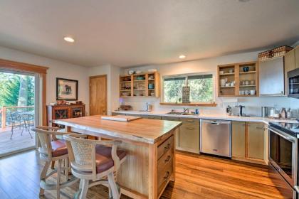 Mid-Century Cabin with Deck and Puget Sound Vistas! - image 8