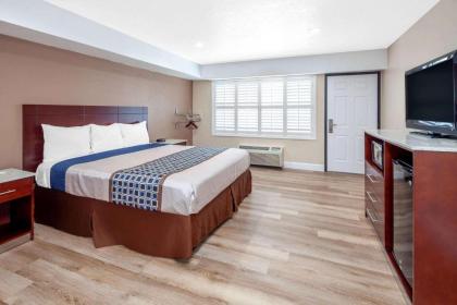Travelodge by Wyndham Harbor City - image 10